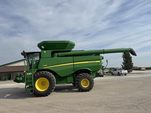 Image of John Deere S680 equipment image 1