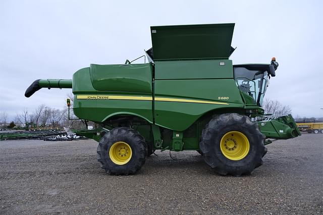 Image of John Deere S680 equipment image 1