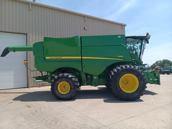 Image of John Deere S680 equipment image 1