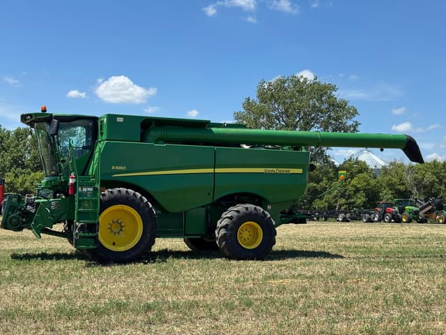 Image of John Deere S680 equipment image 1