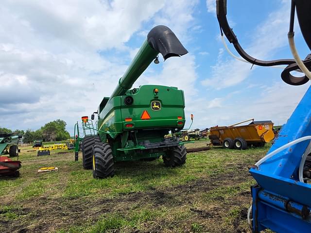 Image of John Deere S680 equipment image 4