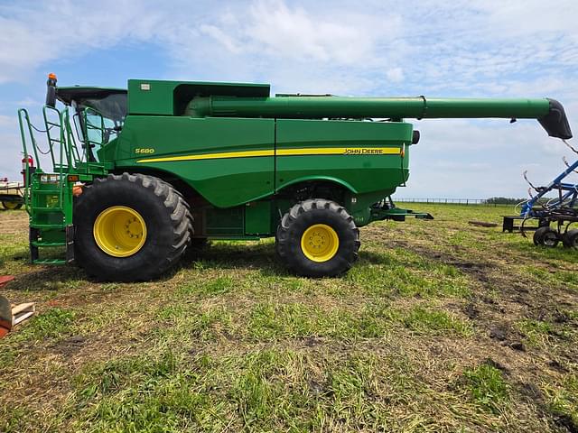 Image of John Deere S680 equipment image 1