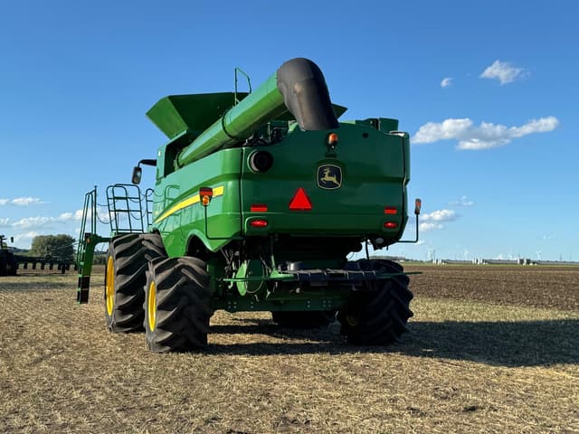 Image of John Deere S680 equipment image 4