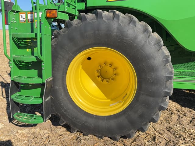 Image of John Deere S680 equipment image 2