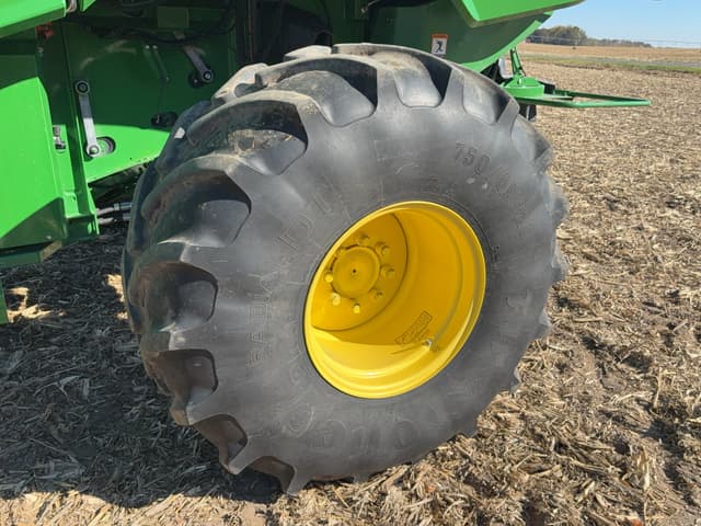 Image of John Deere S680 equipment image 4