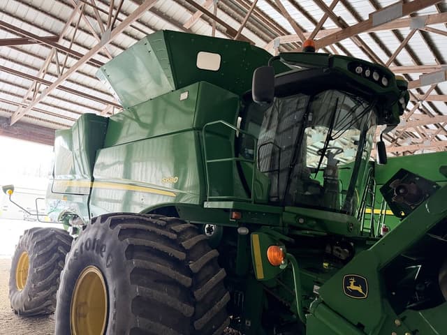 Image of John Deere S680 equipment image 1