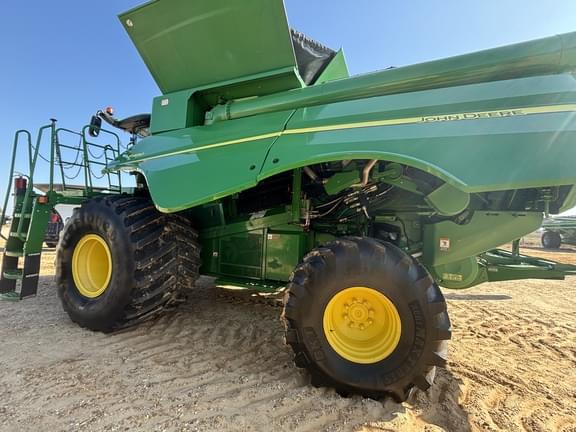Image of John Deere S680 equipment image 1