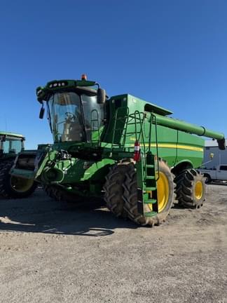 Image of John Deere S680 equipment image 1