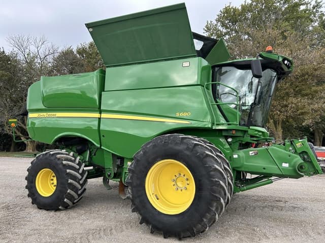 Image of John Deere S680 equipment image 1