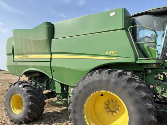 Image of John Deere S680 Image 1