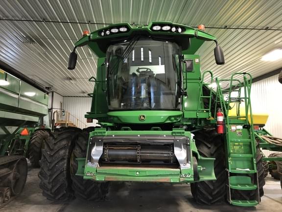 Image of John Deere S680 equipment image 1