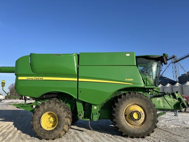 Image of John Deere S680 equipment image 3