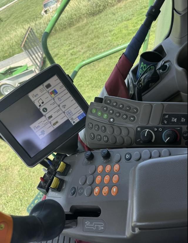 Image of John Deere S680 equipment image 4