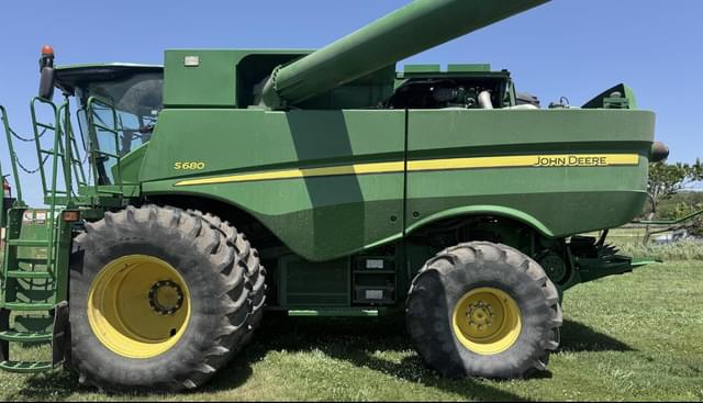 Image of John Deere S680 equipment image 1