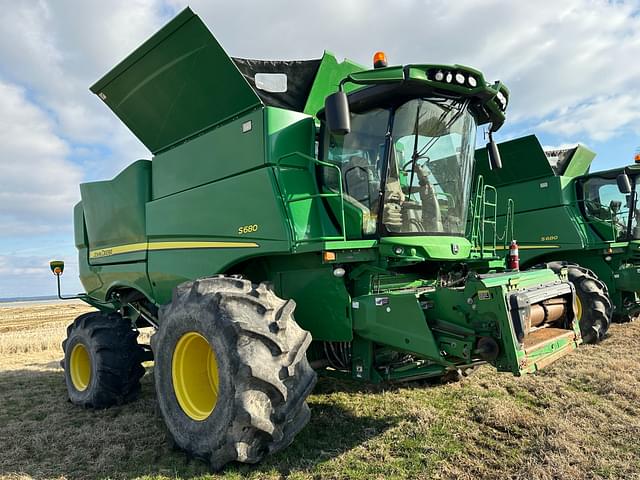 Image of John Deere S680 equipment image 1