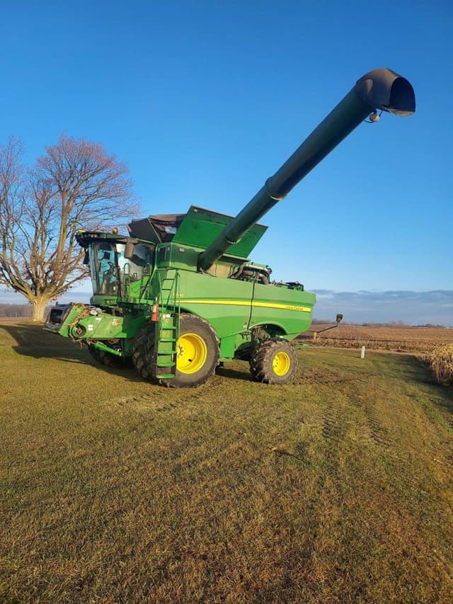 Image of John Deere S680 equipment image 1