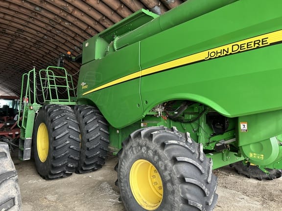 2014 John Deere S690 Equipment Image0