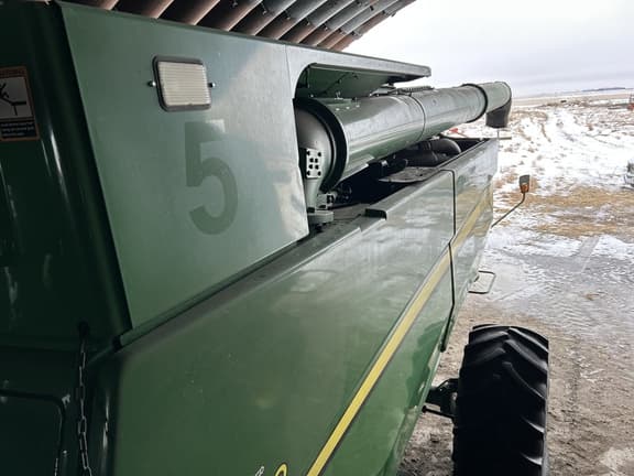 Image of John Deere S690 equipment image 1