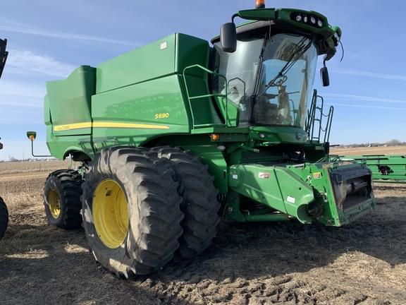 Image of John Deere S690 equipment image 1