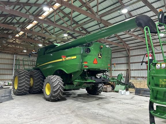 Image of John Deere S690 equipment image 1