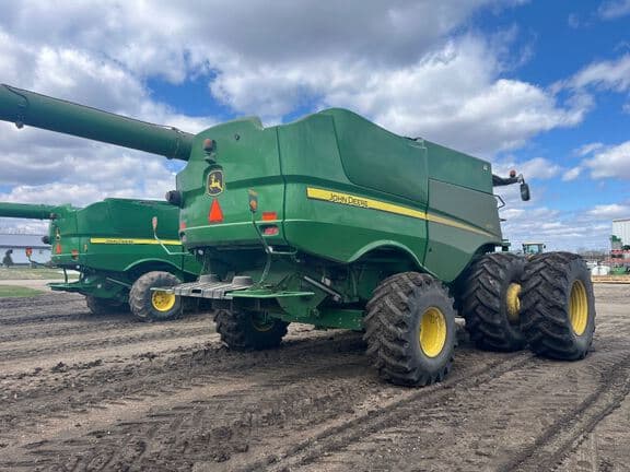 Image of John Deere S690 equipment image 4