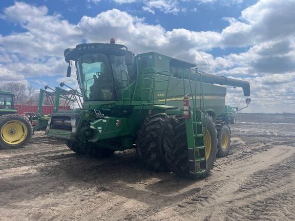 2014 John Deere S690 Equipment Image0