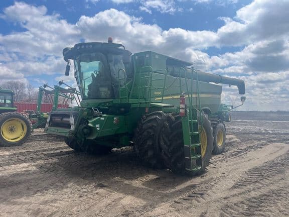 Image of John Deere S690 equipment image 1