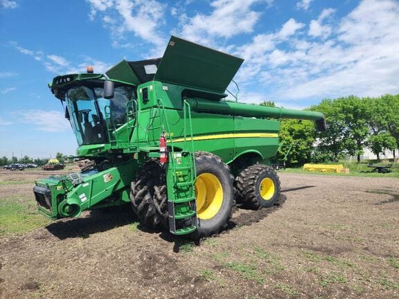 2014 John Deere S690 Equipment Image0