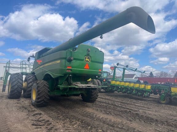 Image of John Deere S690 equipment image 2