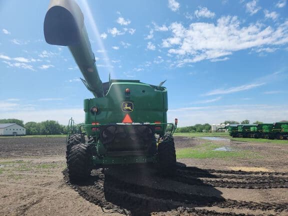 Image of John Deere S690 equipment image 3