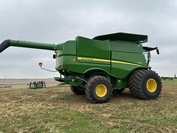Image of John Deere S690 equipment image 2