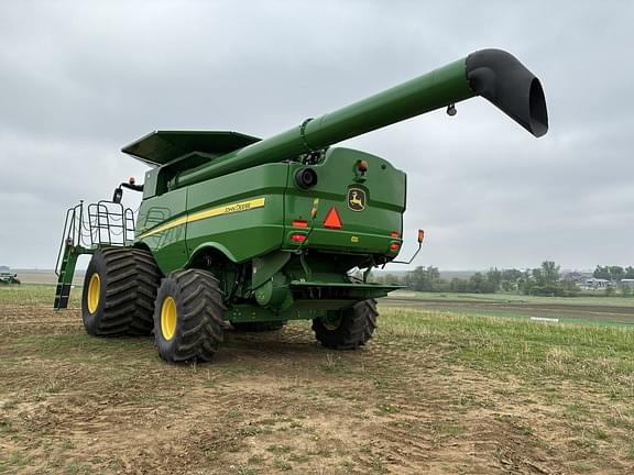 Image of John Deere S690 equipment image 3