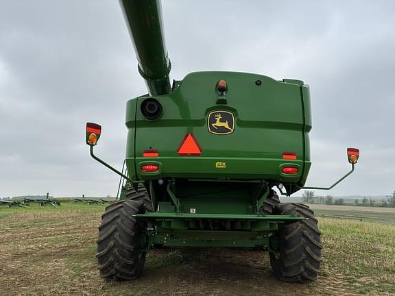 Image of John Deere S690 equipment image 4