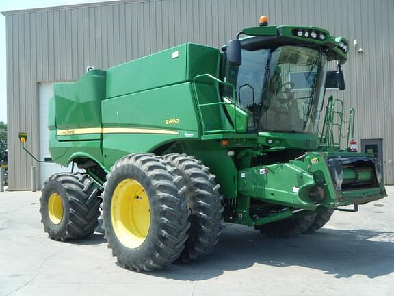 Image of John Deere S690 Primary image