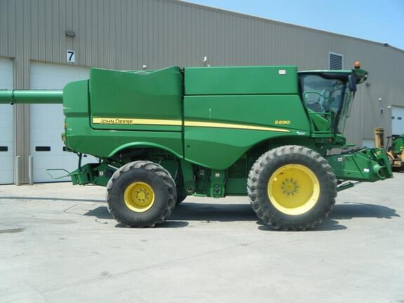 Image of John Deere S690 equipment image 1