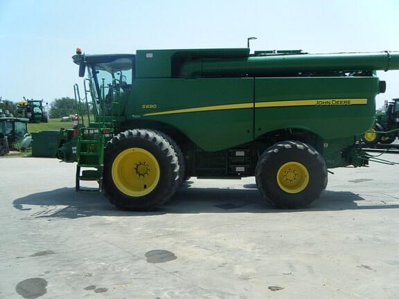 Image of John Deere S690 equipment image 4