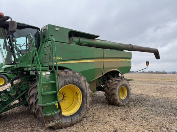 Image of John Deere S690 equipment image 1