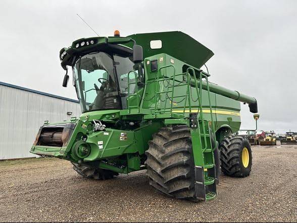 Image of John Deere S690 equipment image 2