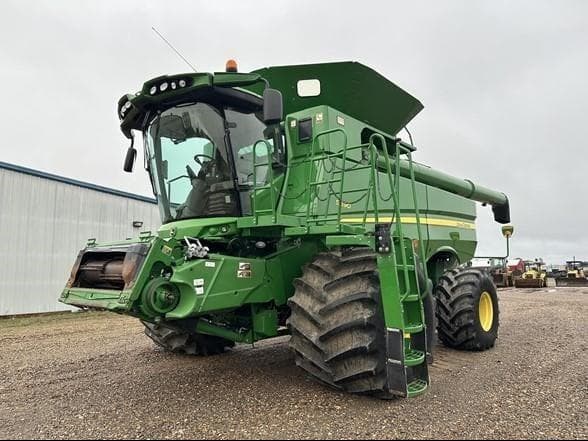 Image of John Deere S690 equipment image 2