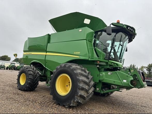 Image of John Deere S690 equipment image 3