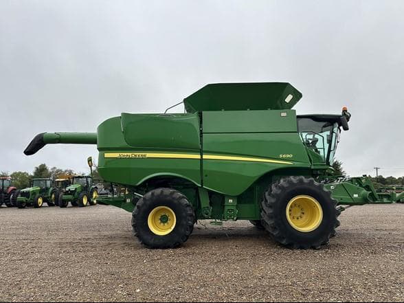 Image of John Deere S690 equipment image 1