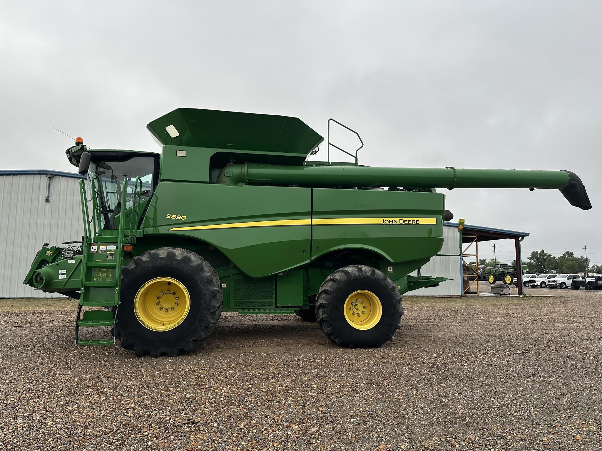 2014 John Deere S690 Equipment Image0