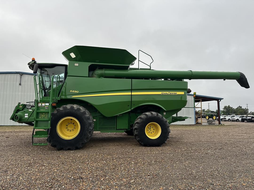 Image of John Deere S690 Primary image