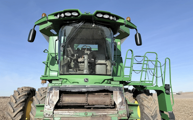 Image of John Deere S690 equipment image 1
