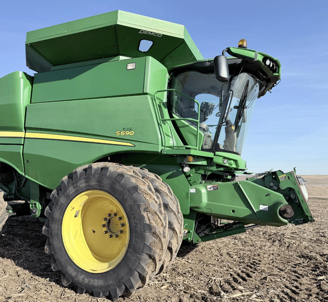 Image of John Deere S690 equipment image 2