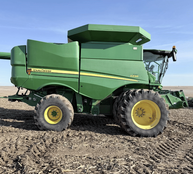 Image of John Deere S690 equipment image 3