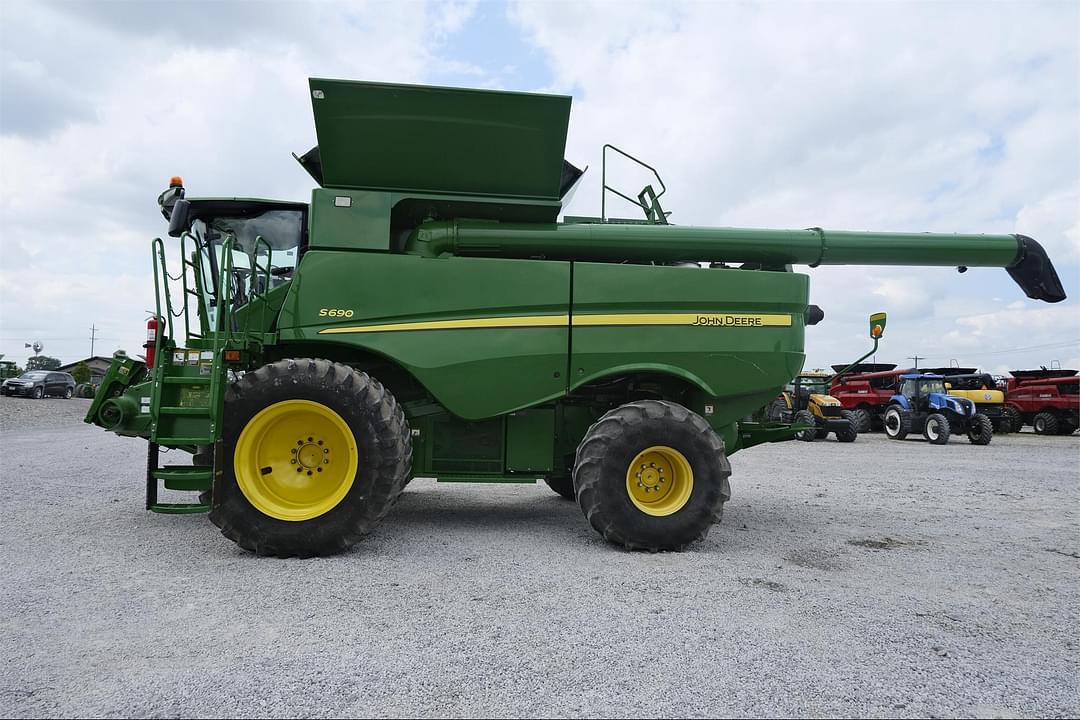 Image of John Deere S690 Primary image