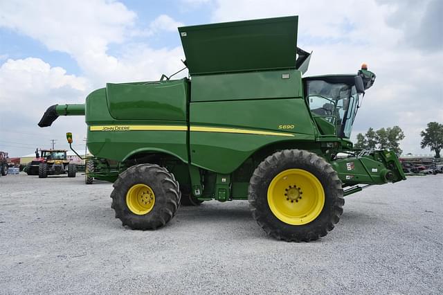 Image of John Deere S690 equipment image 1