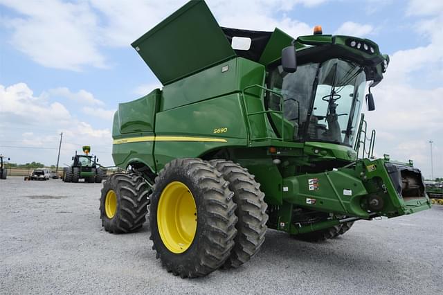 Image of John Deere S690 equipment image 3