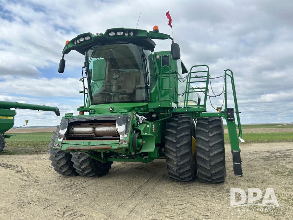 Image of John Deere S690 Primary image